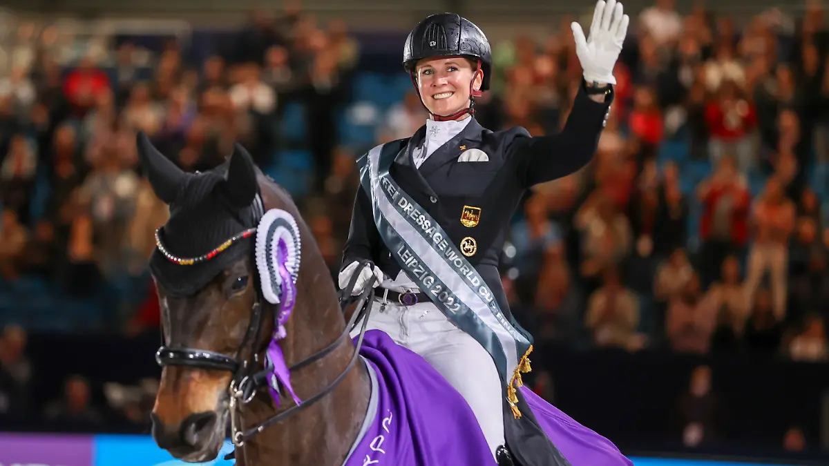 09.04.2022, Sachsen, Leipzig: Jessica von Bredow-Werndl aus Deutschland reitet auf TSF Dalera BB die Kür (1. Platz) die Ehrenrunde nach der Siegerehrung nach der Kür im Fei Dressage World Cup Final auf der Leipziger Messe. Foto: Jan Woitas/dpa +++ dpa-Bildfunk +++
