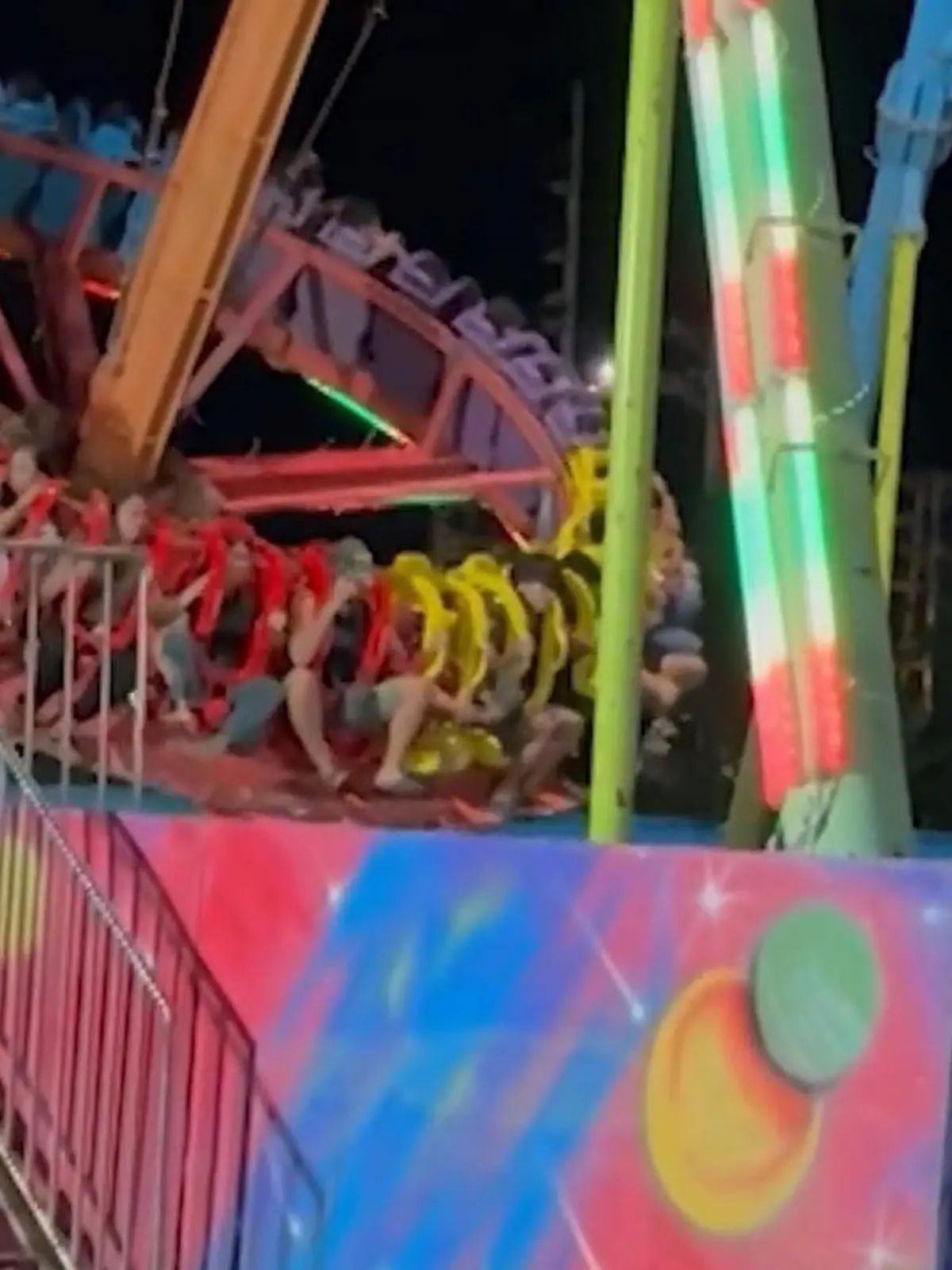 Bild zu: "Plötzlich bricht das Karussell – Horrorfahrt auf Rummel!"