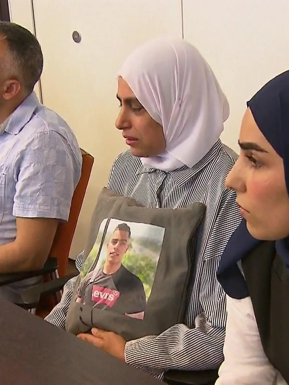 Bild zu: "Familie trauert – Täter schweigen"