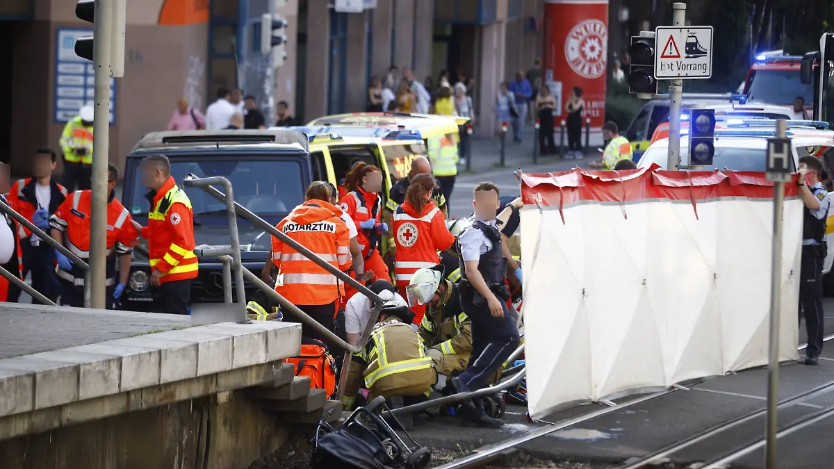 Ein SUV ist in Stuttgart in eine Menschengruppe gefahren.
