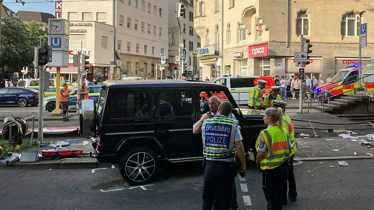 In Stuttgart ist ein Fahrzeug in eine Menschengruppe gefahren.