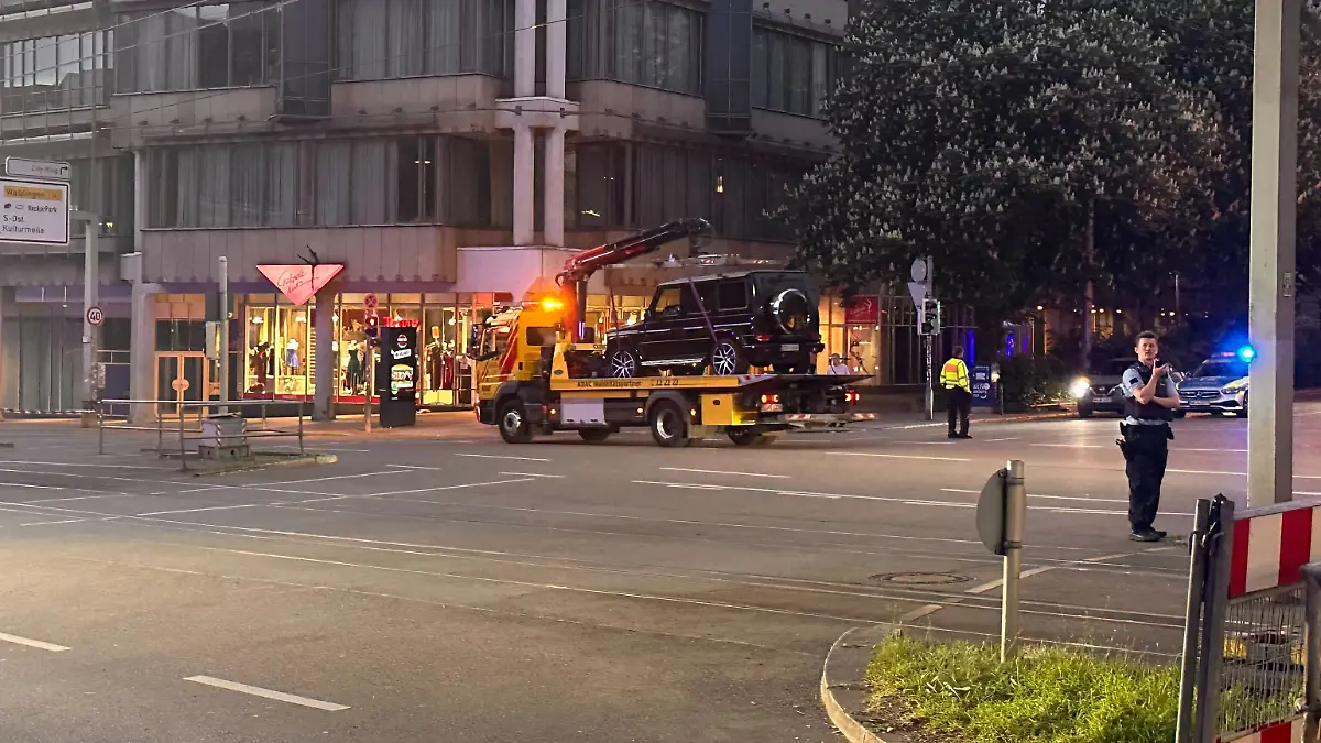 Das Auto wurde nach dem Unfall abgeschleppt.