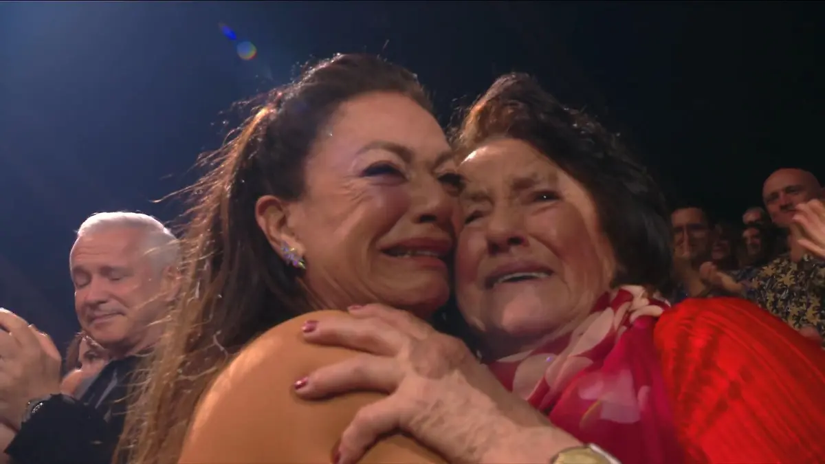 Christine Neubauer und ihre Mutter liegen sich weinend in den Armen