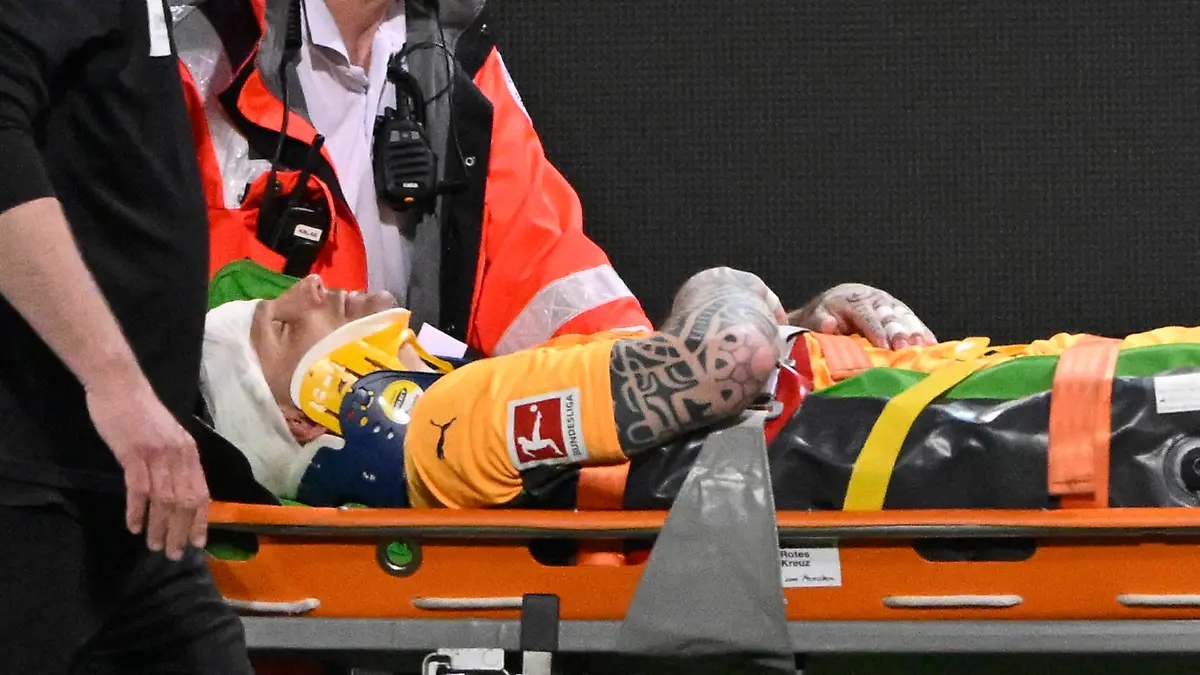 Kevin Müller wird auf einer Trage abtransportiert.