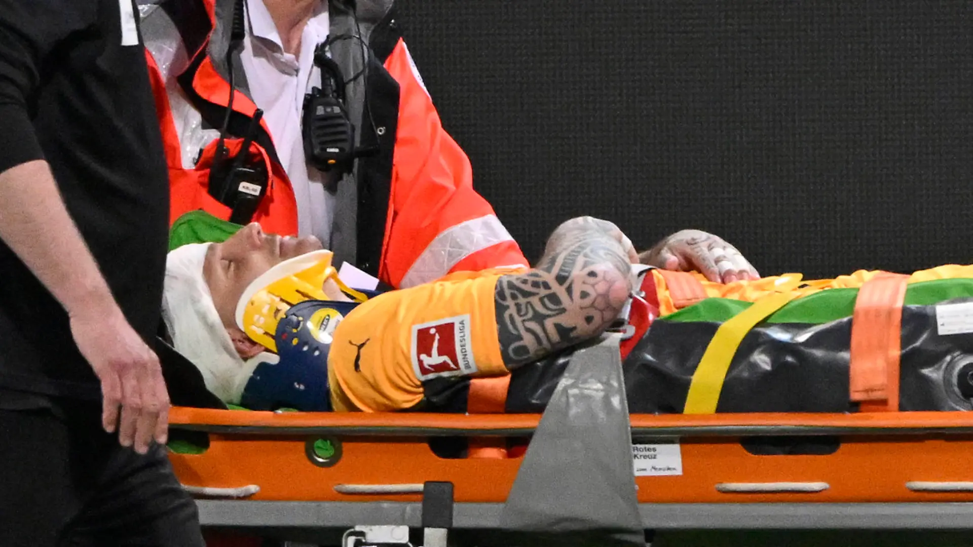 Kevin Müller wird auf einer Trage abtransportiert.