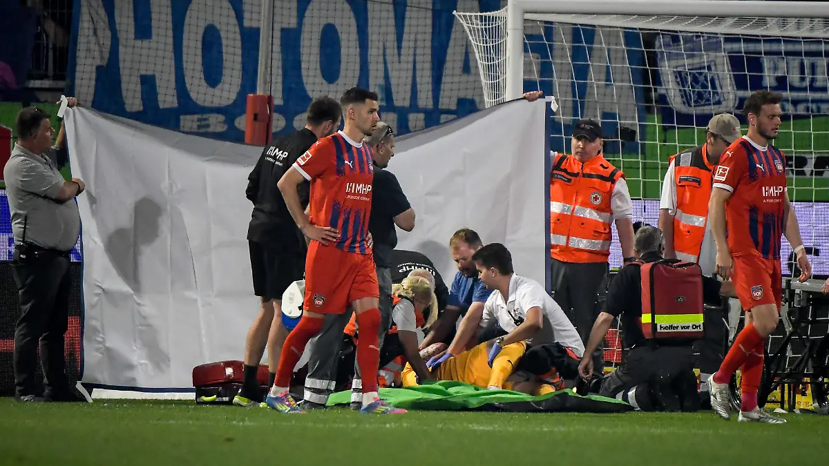 Die Mediziner richteten einen Sichtschutz auf und behandelten Kevin Müller minutenlang.