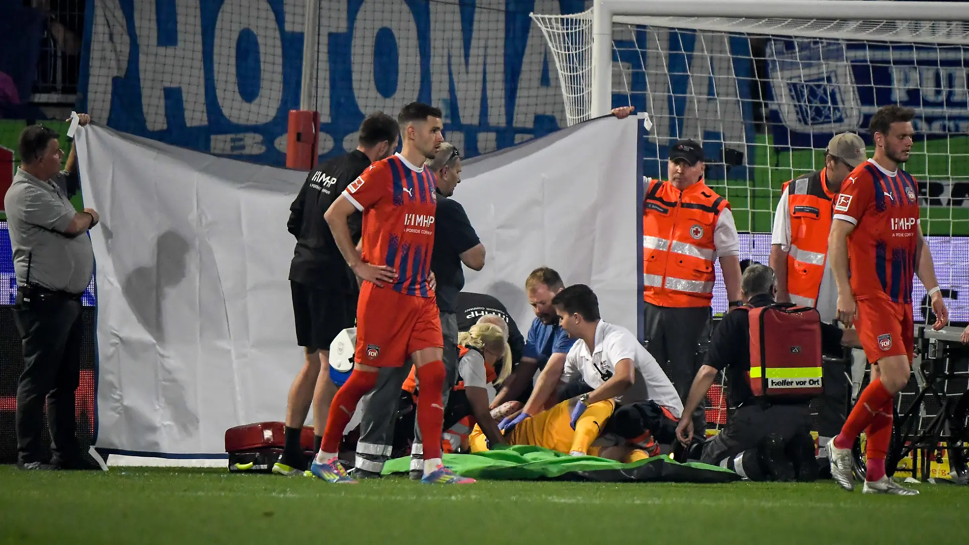Die Mediziner richteten einen Sichtschutz auf und behandelten Kevin Müller minutenlang.