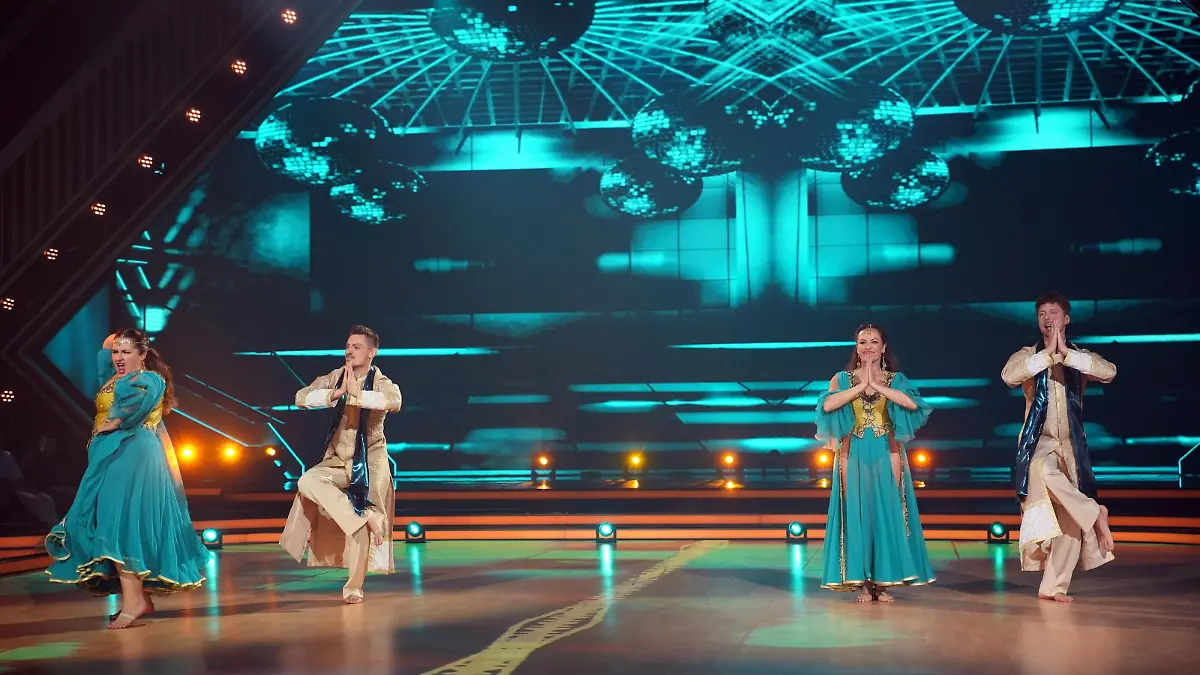 Sandra und Christine Neubauer „rocken” den Bollywood-Tanz „Let’s Dance”-Tanzduell in Show 9