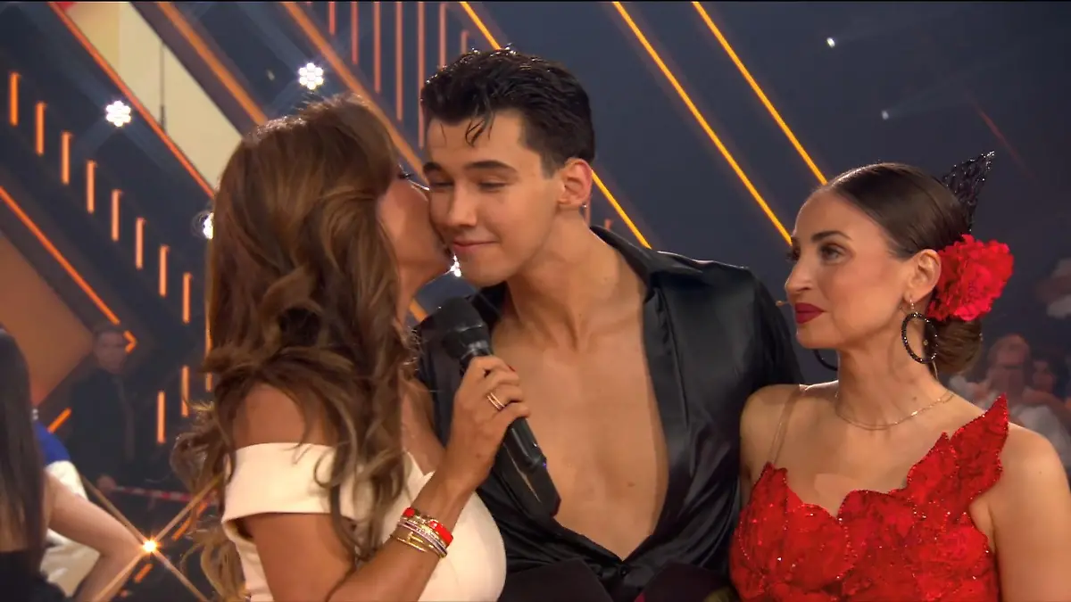 Purer Stolz! Verona Pooth verteilt Küsschen an Sohn Diego Let's Dance 2025 - Show 9