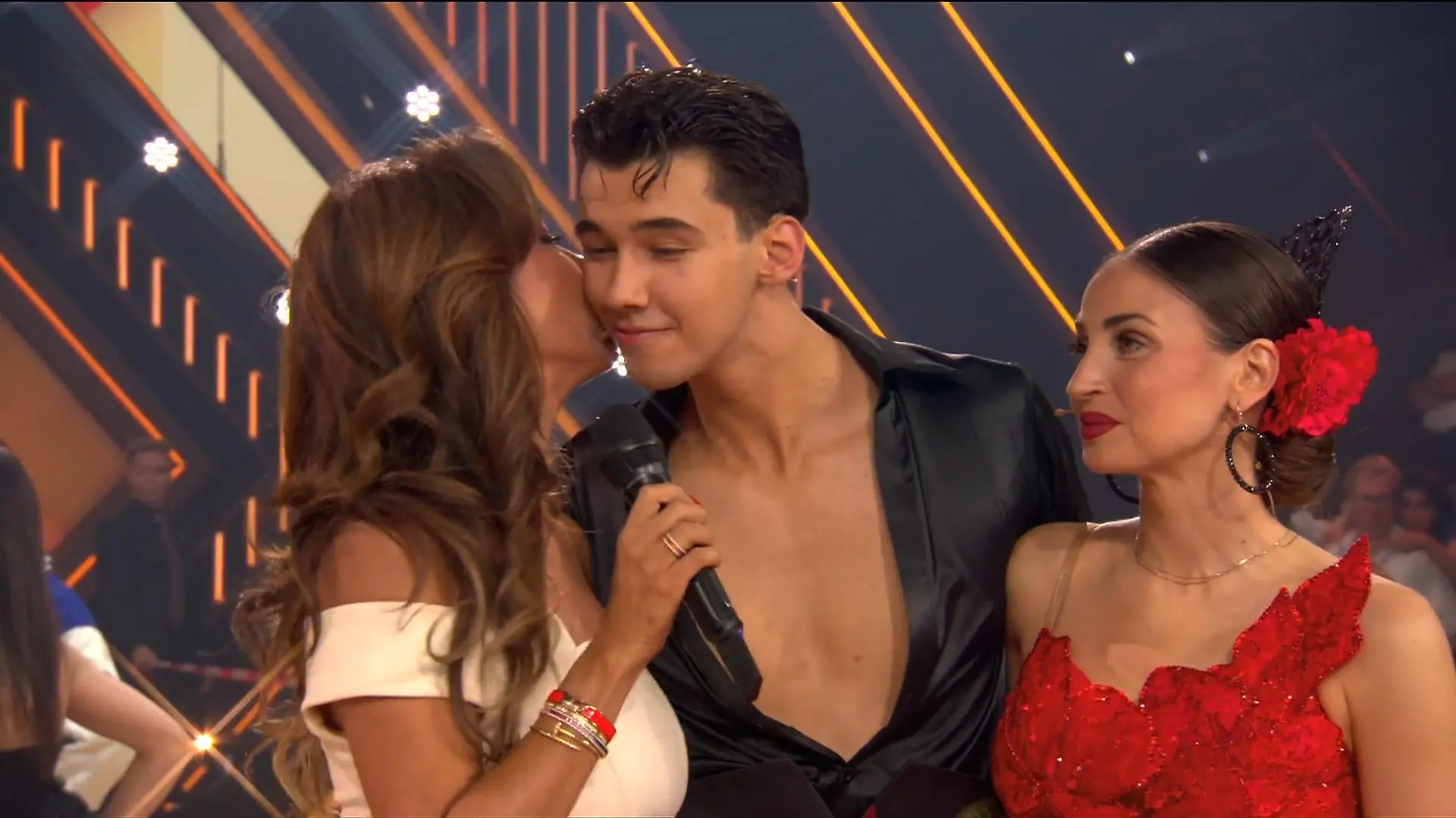 Let's Dance 2025 - Show 9: Purer Stolz! Verona Pooth verteilt Küsschen an  Sohn Diego