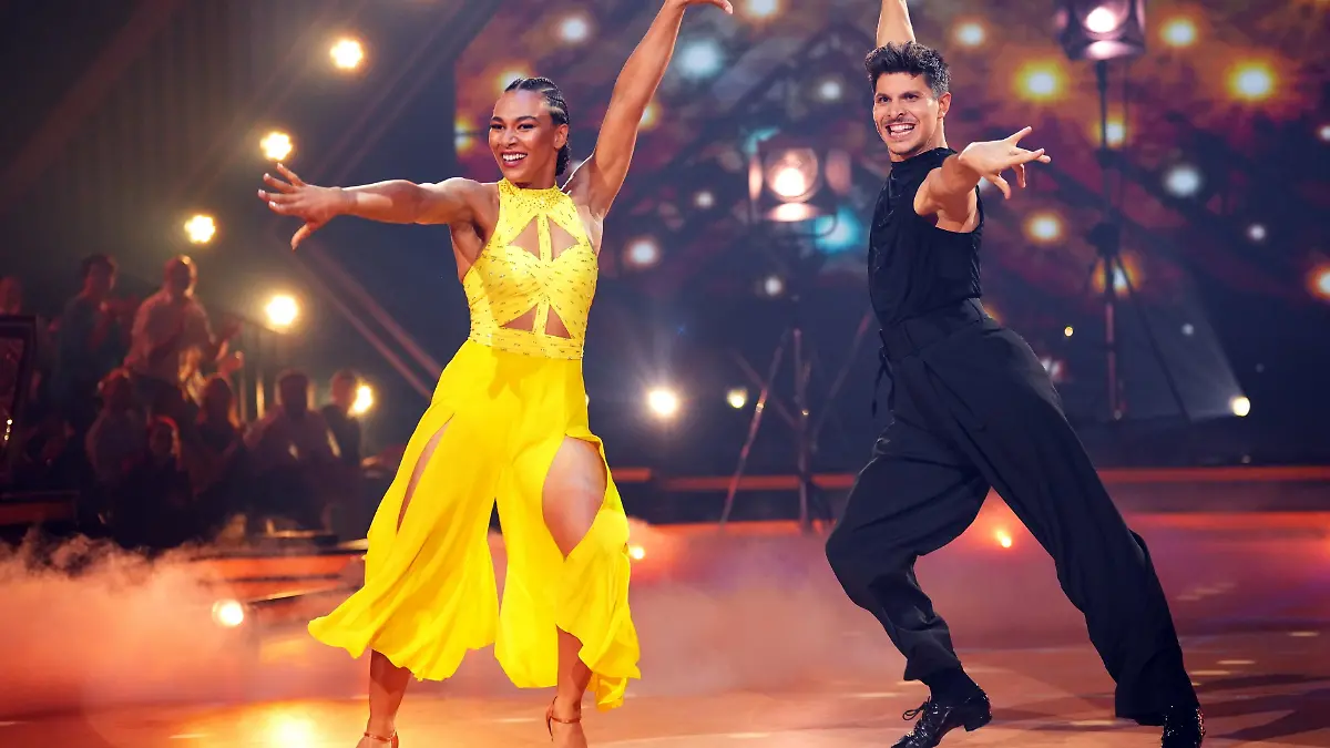 Marie Mouroum und Alexandru Ionel tanzen bei den Magic Moments einen Freestyle.