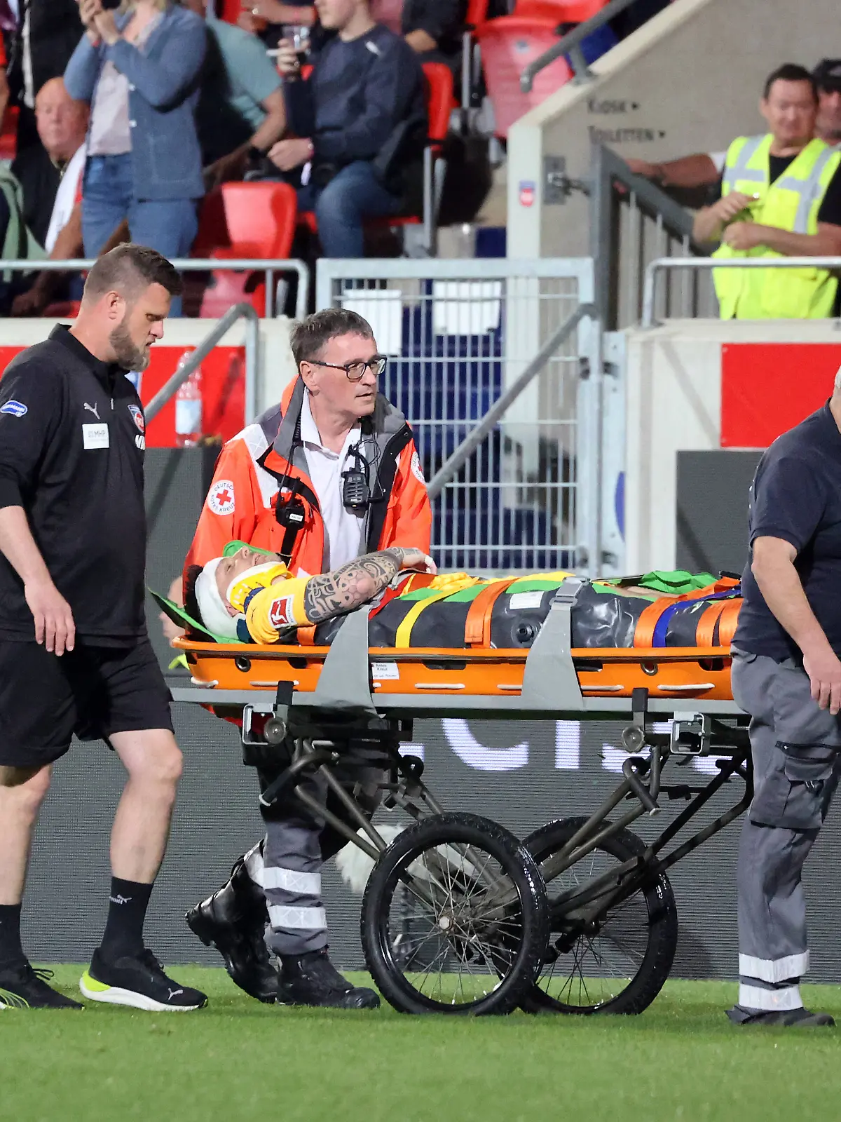 Kevin Müller wird vom Platz getragen