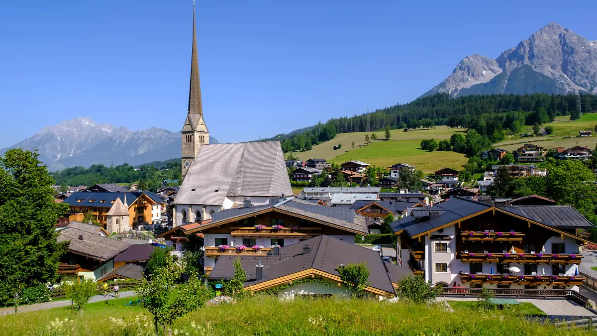 Das Örtchen Maria Alm mit Wallfahrtskirche, Bergmassiv und Kinderhotel. (Archivbild)