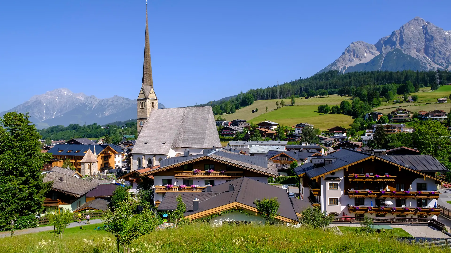 Das Örtchen Maria Alm mit Wallfahrtskirche, Bergmassiv und Kinderhotel. (Archivbild)