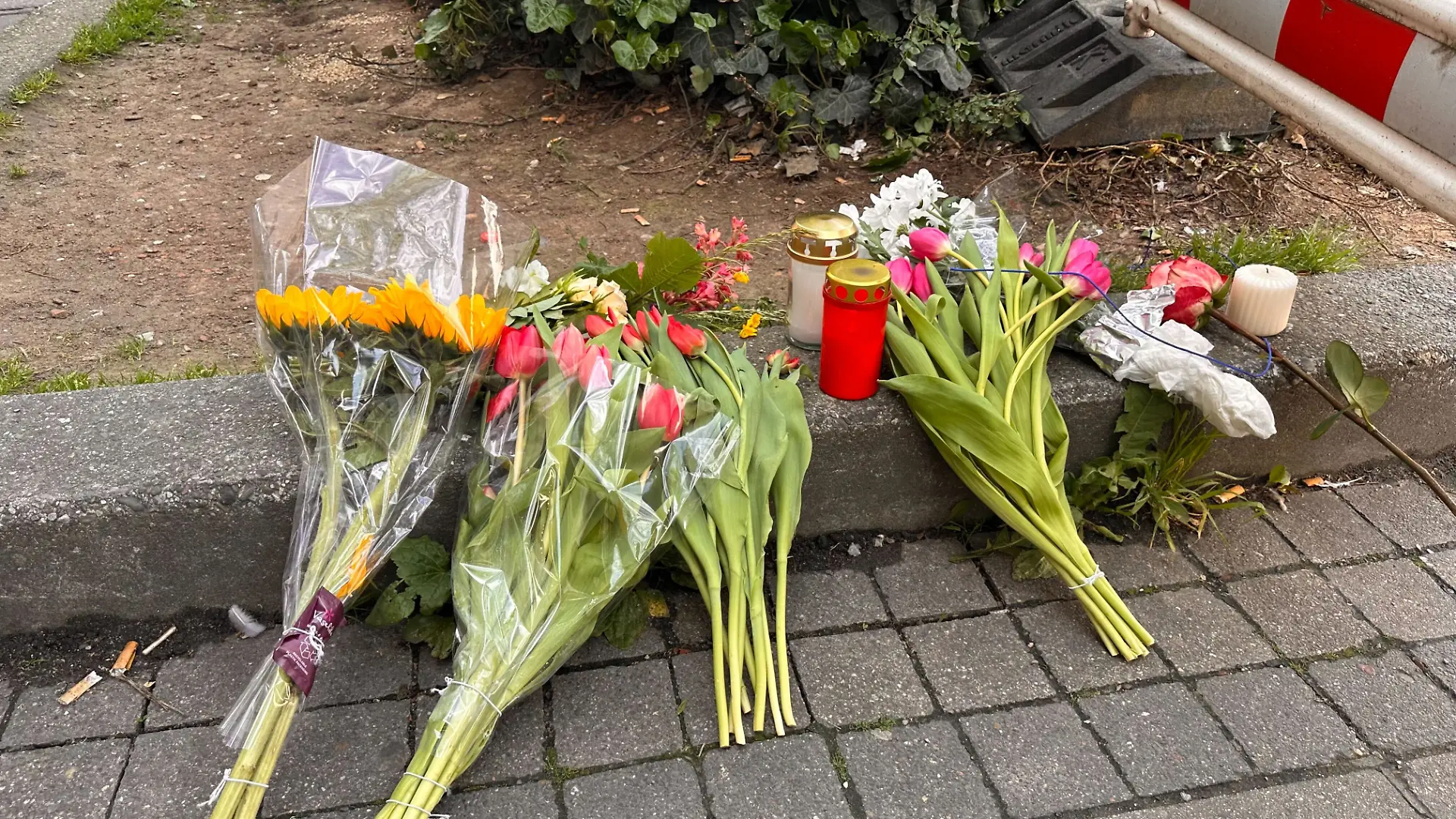 Blumen und Kerzen an der Unfallstelle in Stuttgart