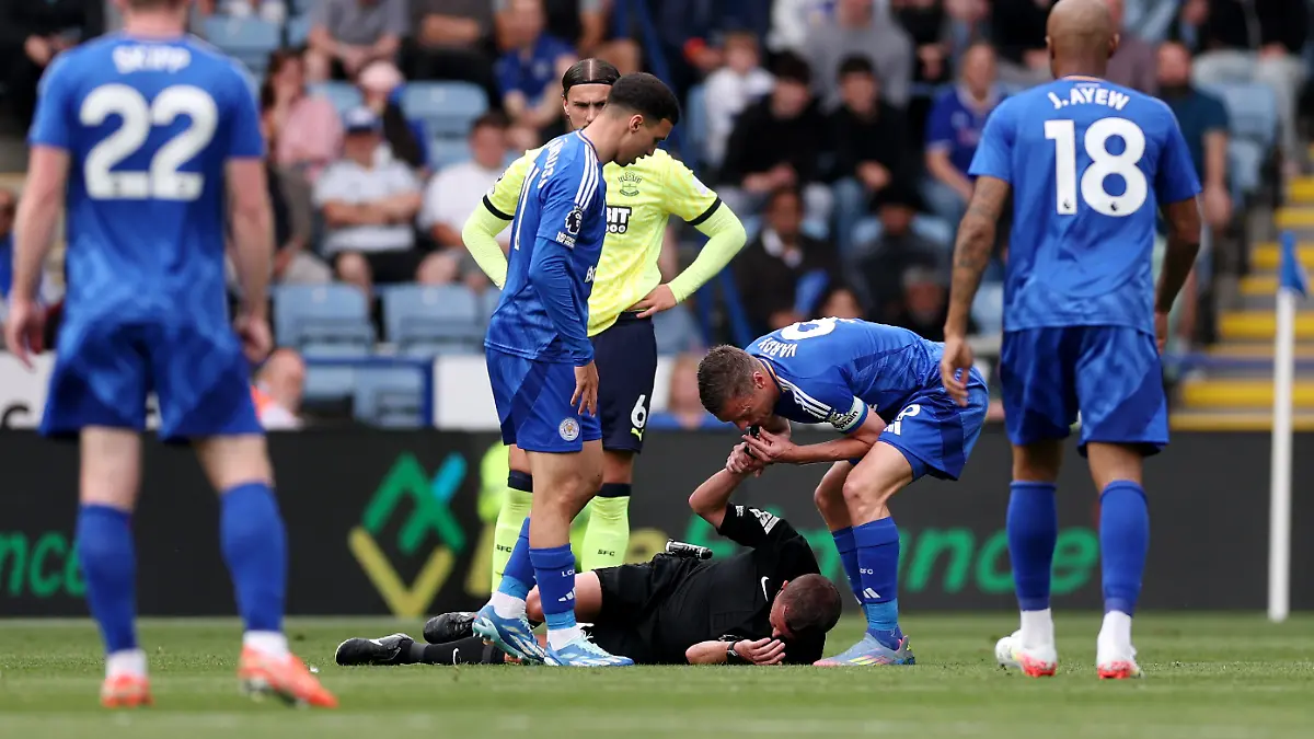 Jamie Vardy pfeift anstelle von Schiedsrichter David Webb