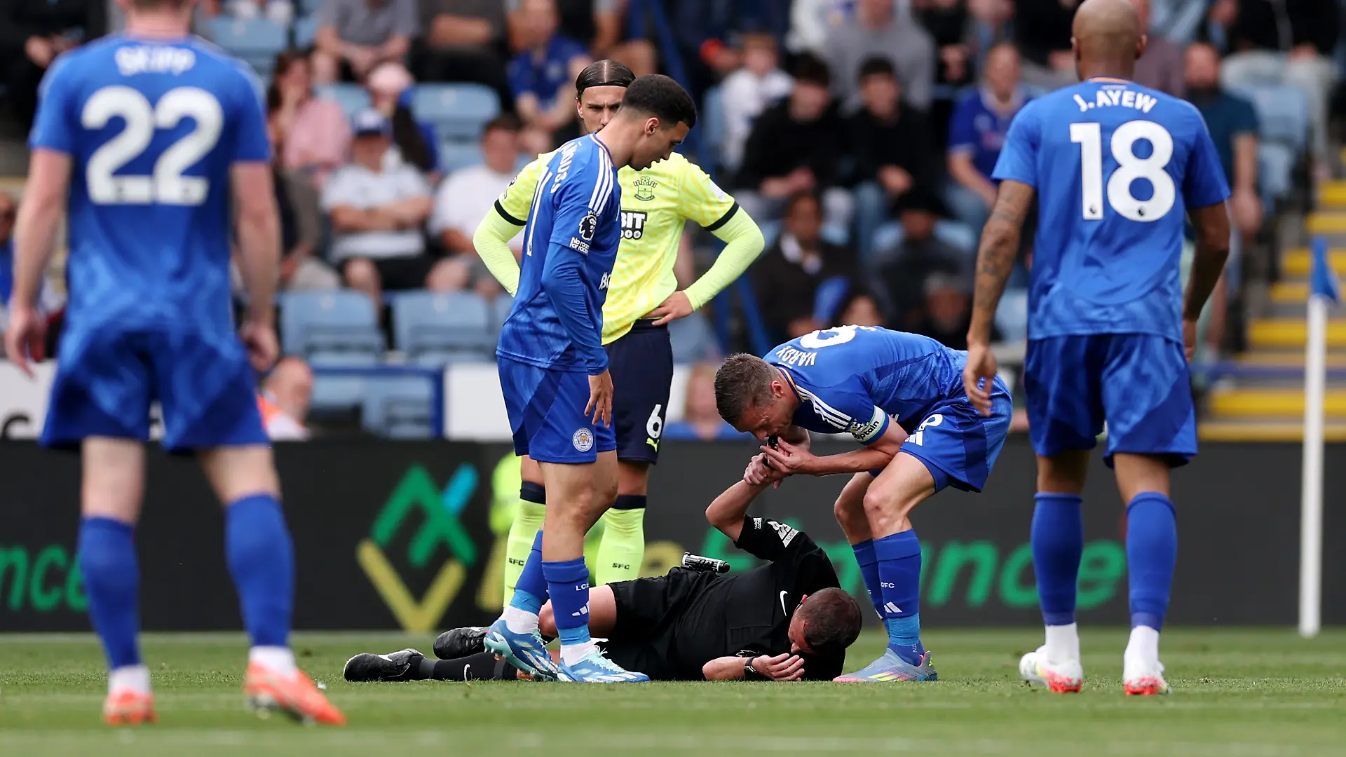 Jamie Vardy pfeift anstelle von Schiedsrichter David Webb
