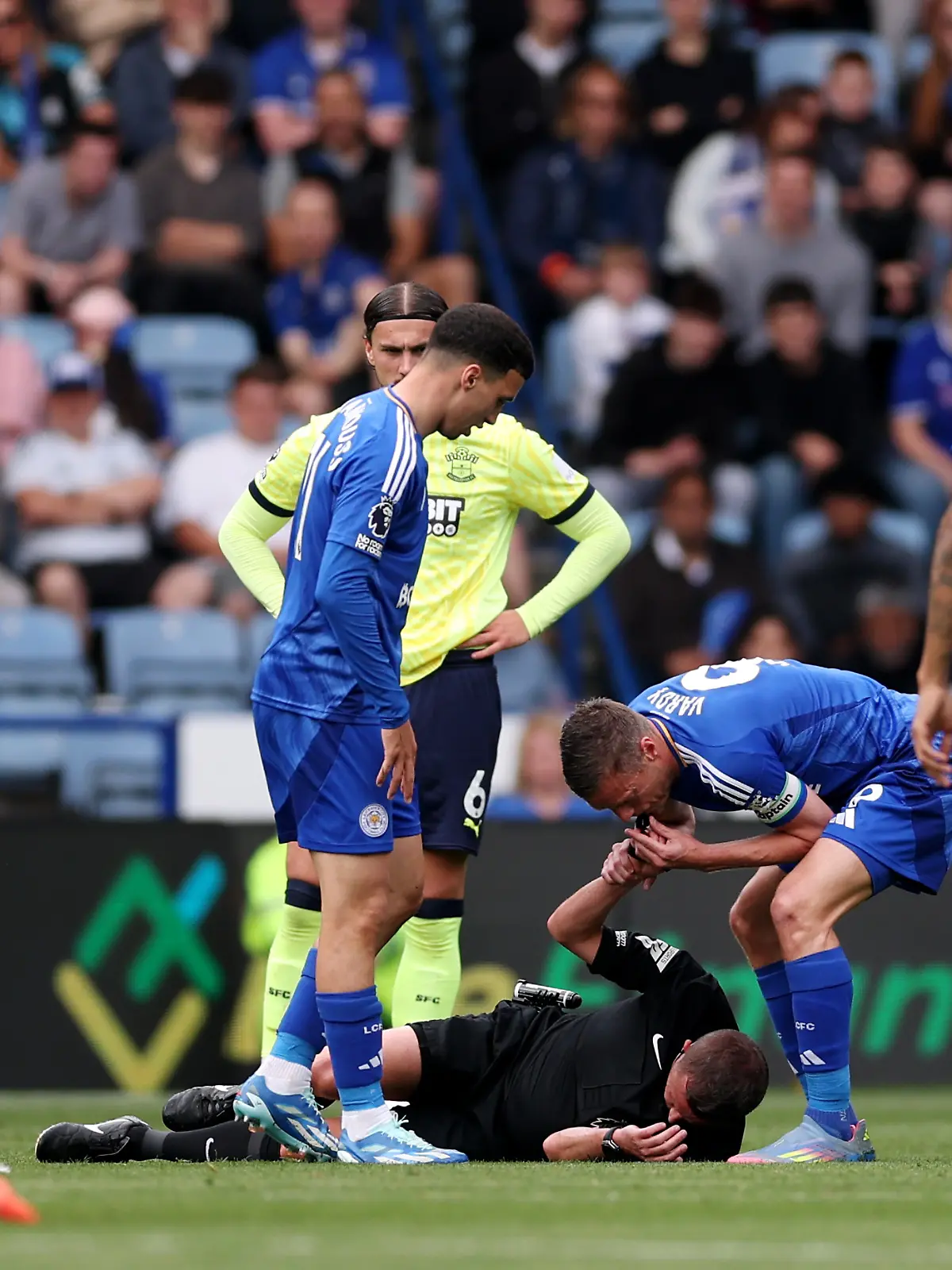 Jamie Vardy pfeift anstelle von Schiedsrichter David Webb