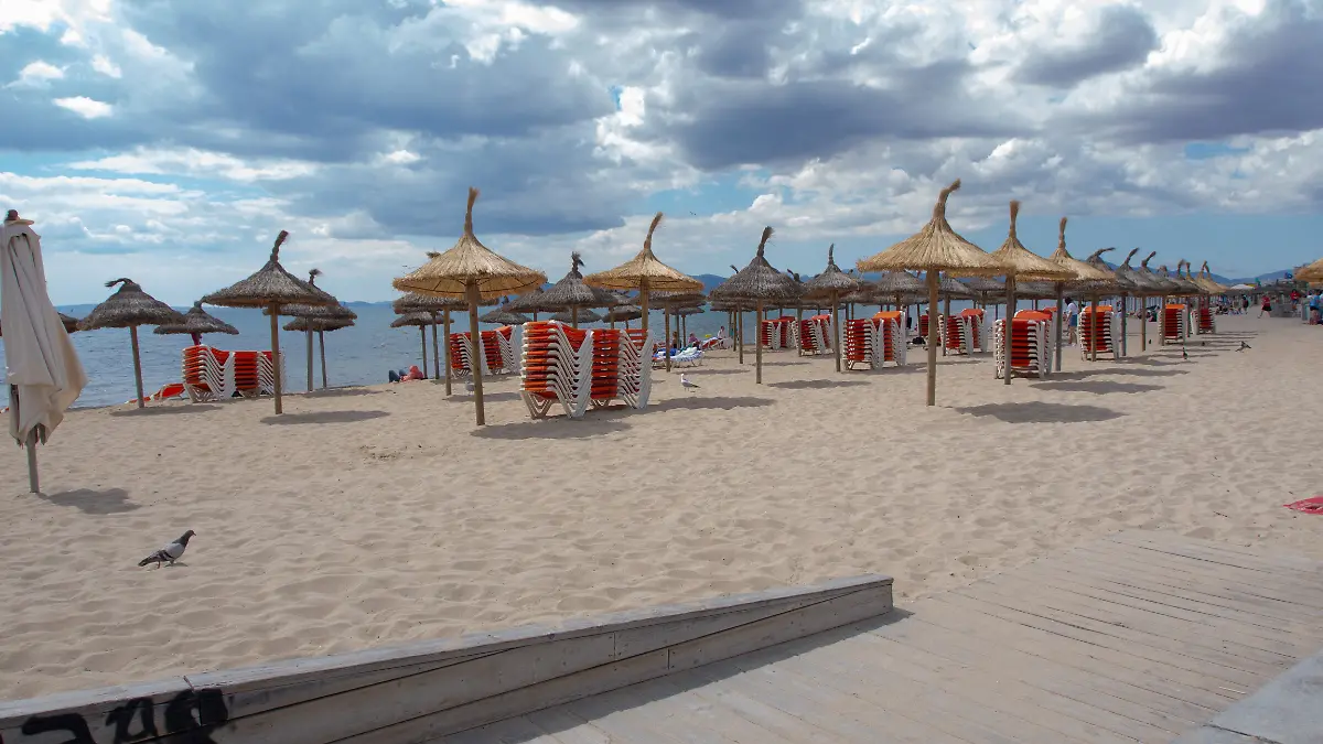 Der leere Strand am Ballerman 6 an der Playa de Palma im April 2025