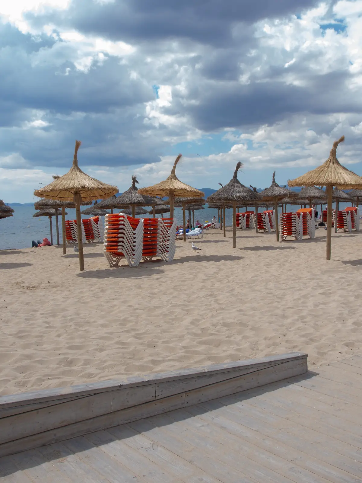 Der leere Strand am Ballerman 6 an der Playa de Palma im April 2025