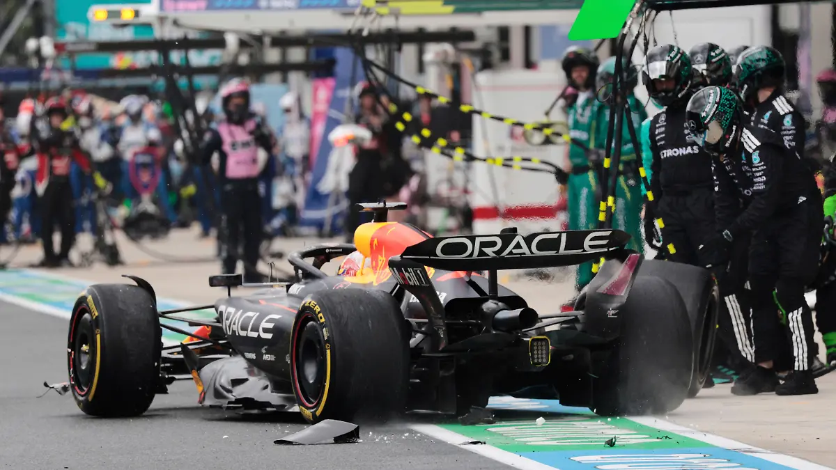 Max Verstappen crasht in der Boxengasse