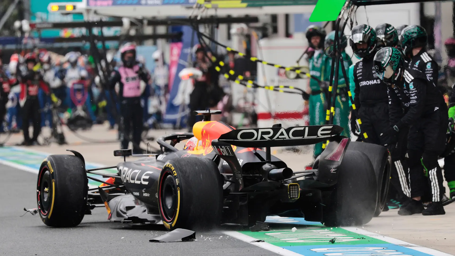 Max Verstappen crasht in der Boxengasse