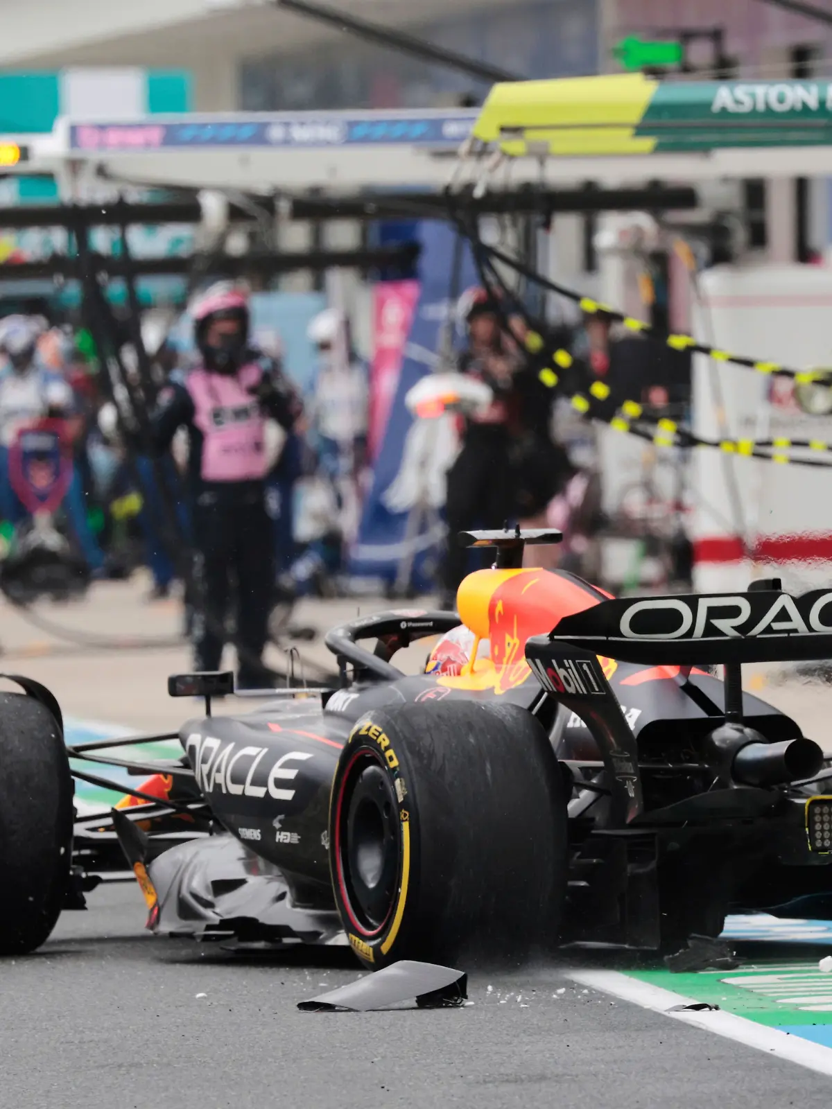 Max Verstappen crasht in der Boxengasse