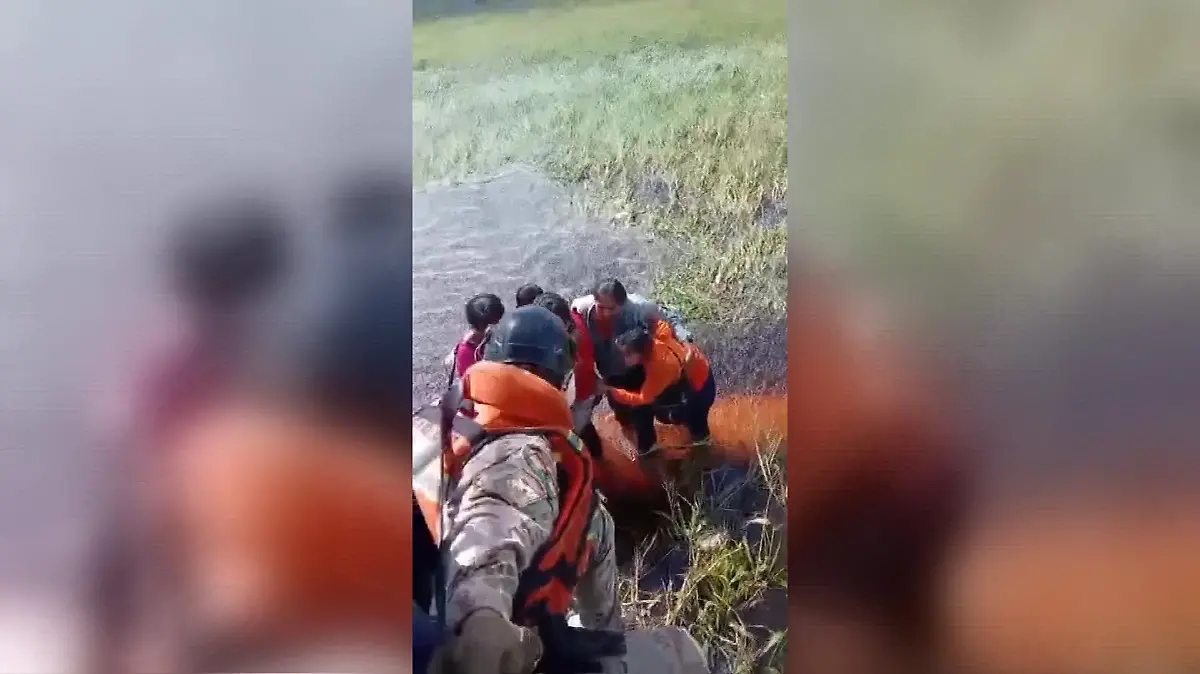 Ein Fischer bemerkte die Gestrandeten, Einsatzkräfte rückten dann mit einem Hubschrauber an.