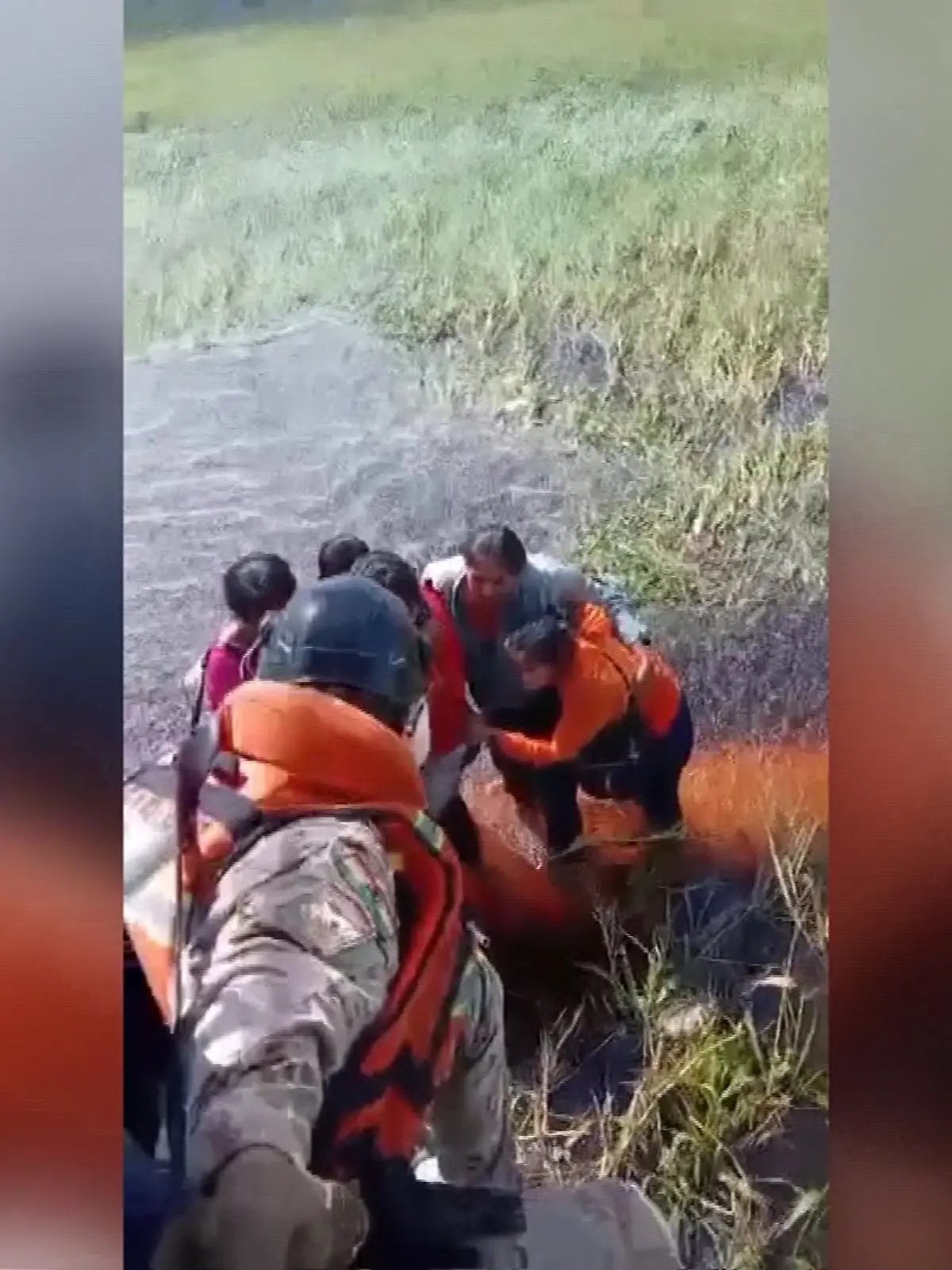 Ein Fischer bemerkte die Gestrandeten, Einsatzkräfte rückten dann mit einem Hubschrauber an.