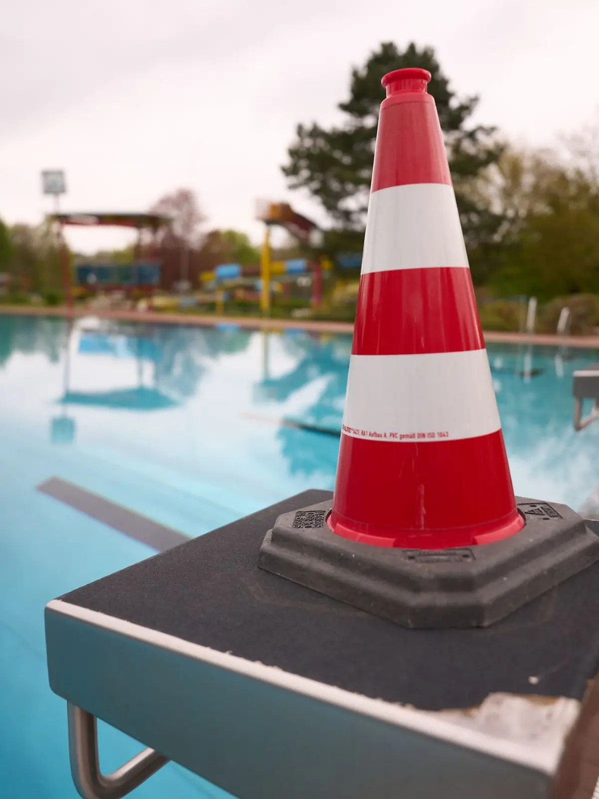 Bild zu: "Drama im Freibad! Jugendlicher (16) stirbt vor den Augen seiner Freunde"