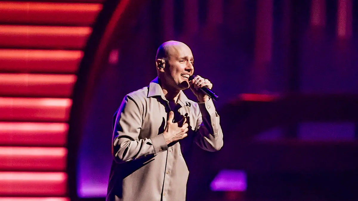Oli.P singt in der „Giovanni Zarrella Show für seine Frau Pauline.