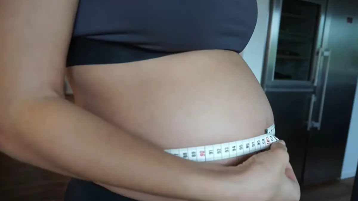 Sarah Harrison zeigt in einem Update-Video den Umfang ihres Babybauchs.