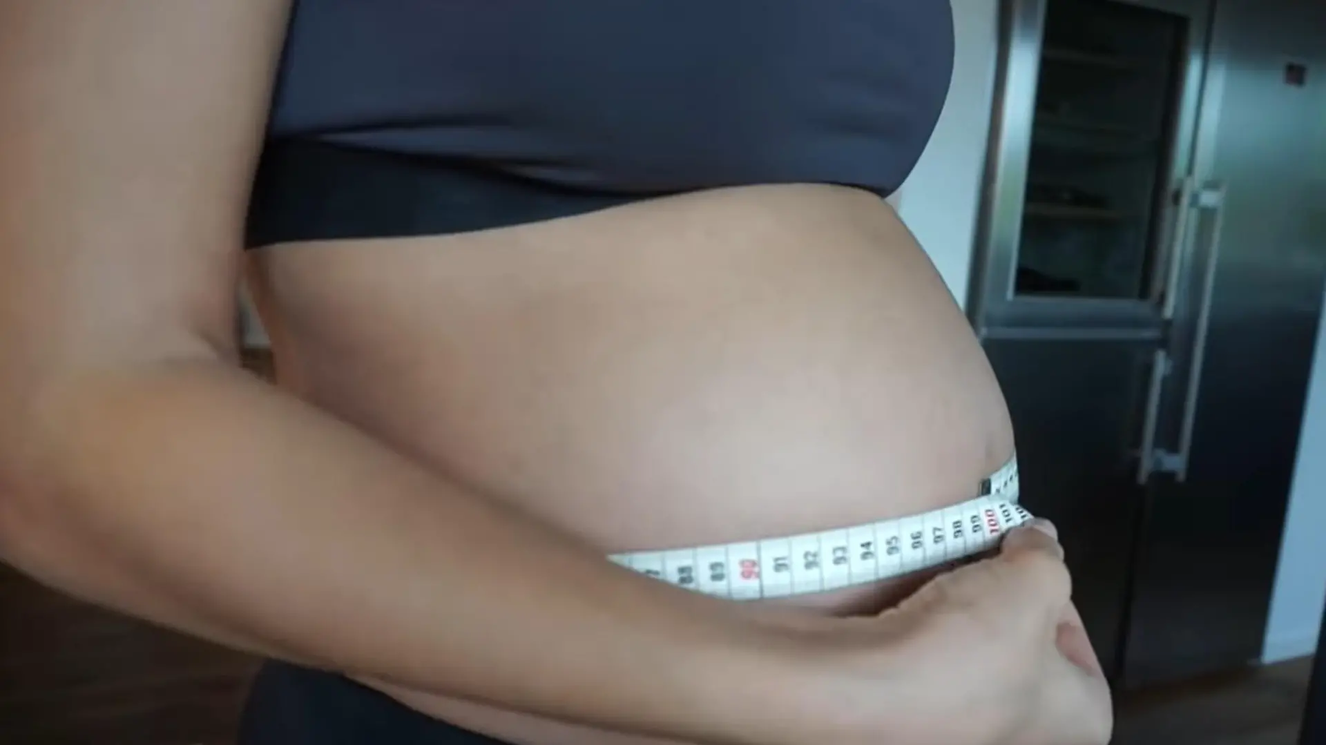 Sarah Harrison zeigt in einem Update-Video den Umfang ihres Babybauchs.