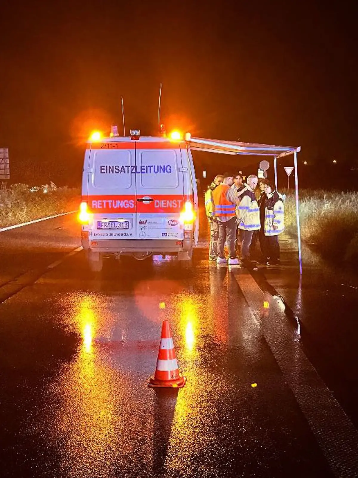 Bild zu: "Auto kracht in geparkten Lkw – drei Tote "
