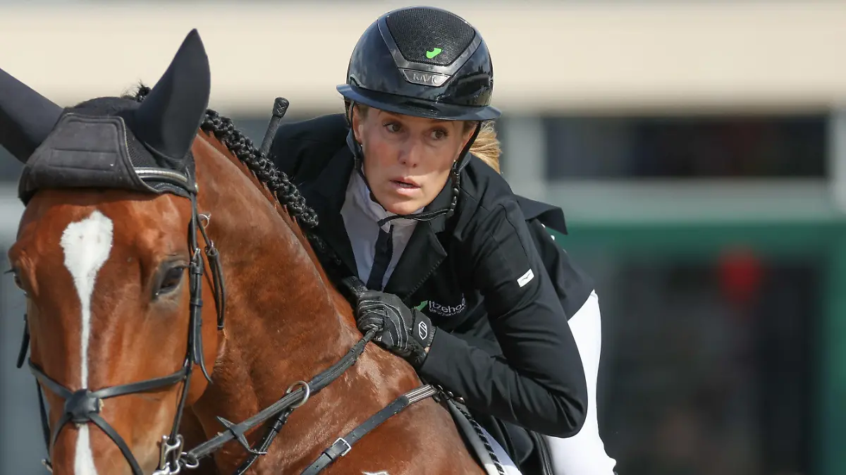 ARCHIV - 12.09.2021, Niedersachsen, Hagen A.T.W.: Pferdesport: Springen, CSI3*. Die Springreiterin Janne-Friederike Meyer-Zimmermann (Deutschland) reitet auf Messi van ·t Ruytershof. (zu dpa: «Springreiterin Meyer-Zimmermann Gesamtsiegerin der Riders Tour») Foto: Friso Gentsch/dpa +++ dpa-Bildfunk +++