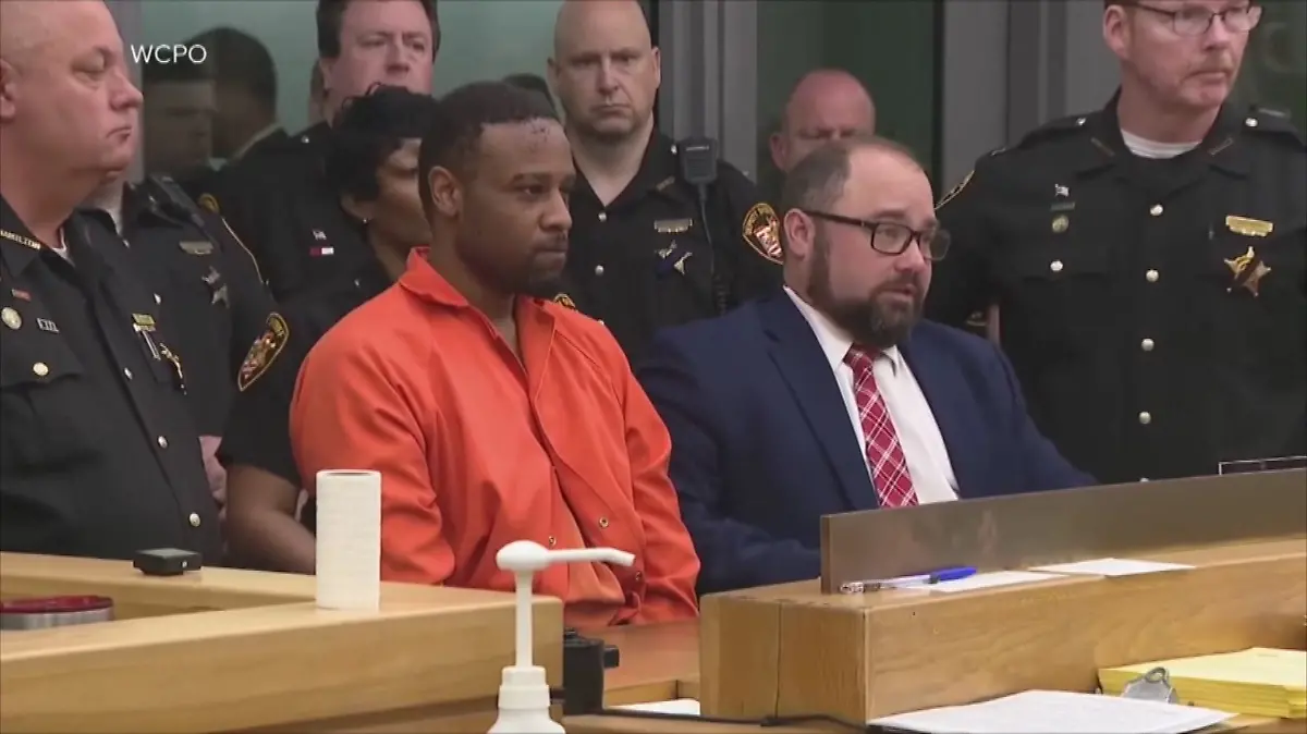 Umgeben von Polizisten erscheint Rodney Hinton Jr. vor Gericht.