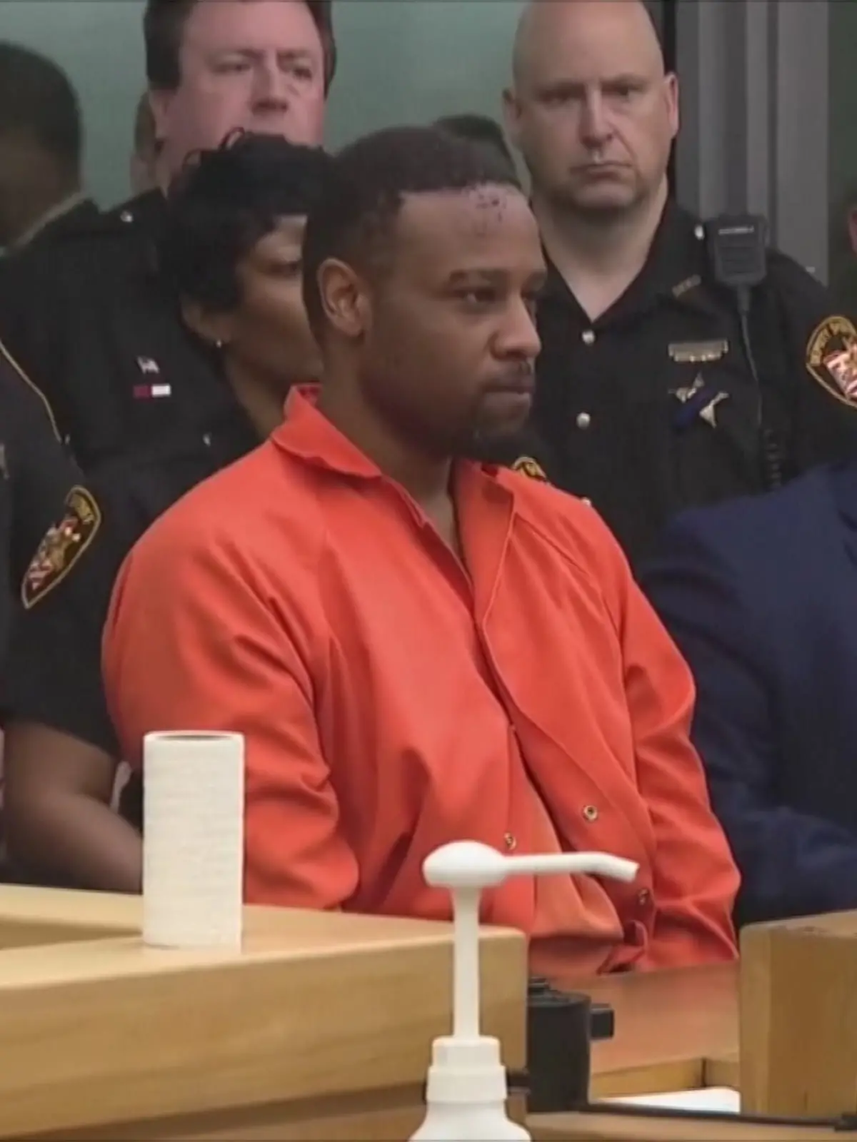 Umgeben von Polizisten erscheint Rodney Hinton Jr. vor Gericht.