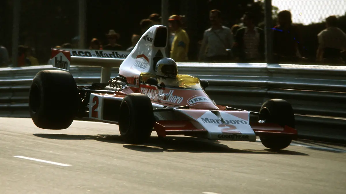 Jochen Mass hebt in Spanien 1975 mit seinem McLaren Ford ab