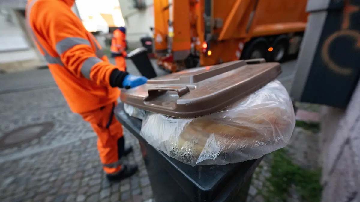 Die Plastiktüte im Biomüll: Aus Sicht der Entsorger in Thüringen bleibt sie auch künftig das häufigste Problem bei der Verunreinigung von Bioabfällen. (Symbolfoto)