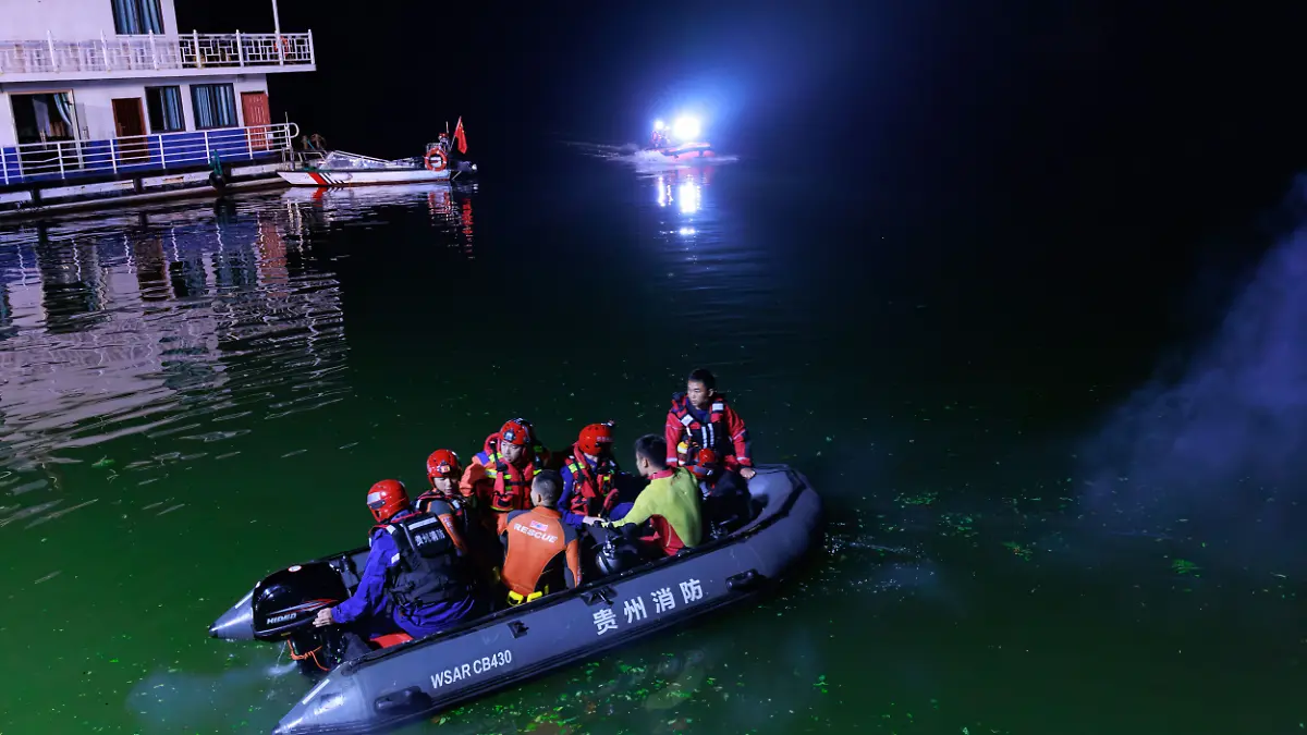 Nach dem Kentern eines Bootes in der Stadt Qianxi in der südwestchinesischen Provinz Guizhou führen Rettungskräfte Such- und Rettungsmaßnahmen durc