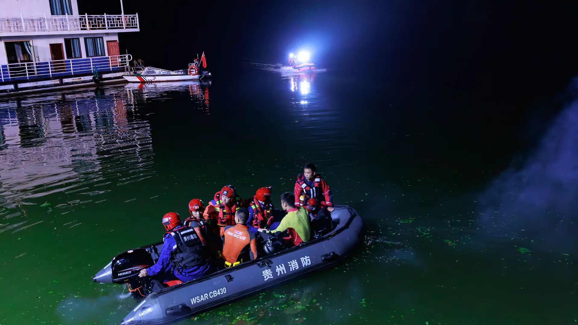 Nach dem Kentern eines Bootes in der Stadt Qianxi in der südwestchinesischen Provinz Guizhou führen Rettungskräfte Such- und Rettungsmaßnahmen durc