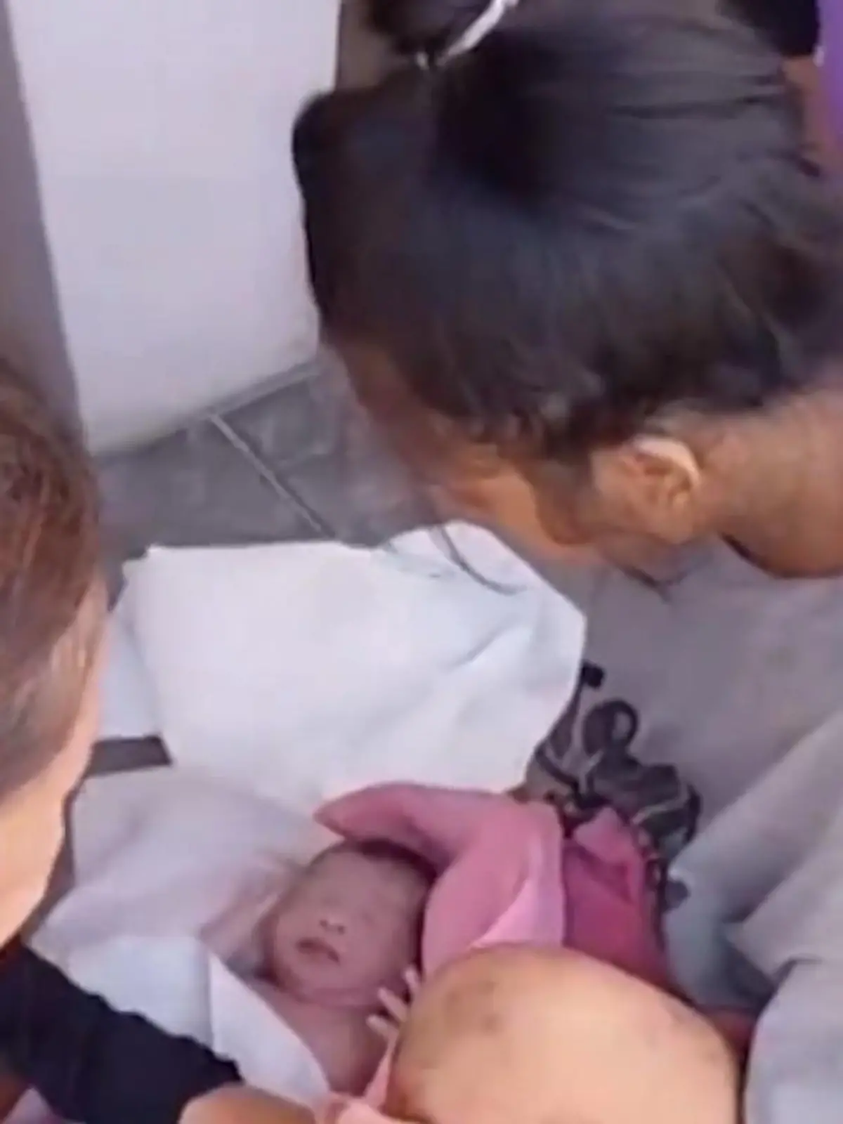 Baby hat es eilig! Frau bringt ihr Kind mitten auf der Straße zur Welt