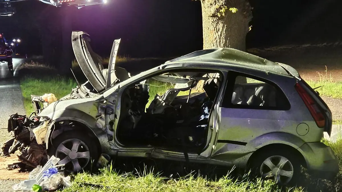 Der Ford des 18-Jährigen ist zerstört. Der junge Fahrer wird im Krankenhaus für hirntot erklärt.