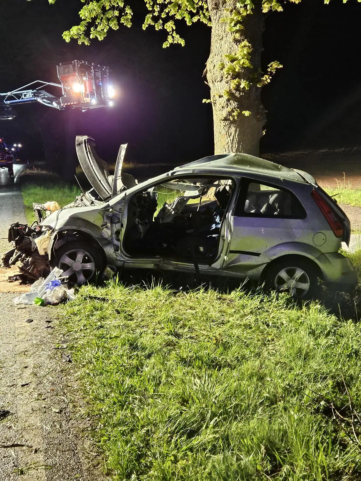Der Ford des 18-Jährigen ist zerstört. Der junge Fahrer wird im Krankenhaus für hirntot erklärt.