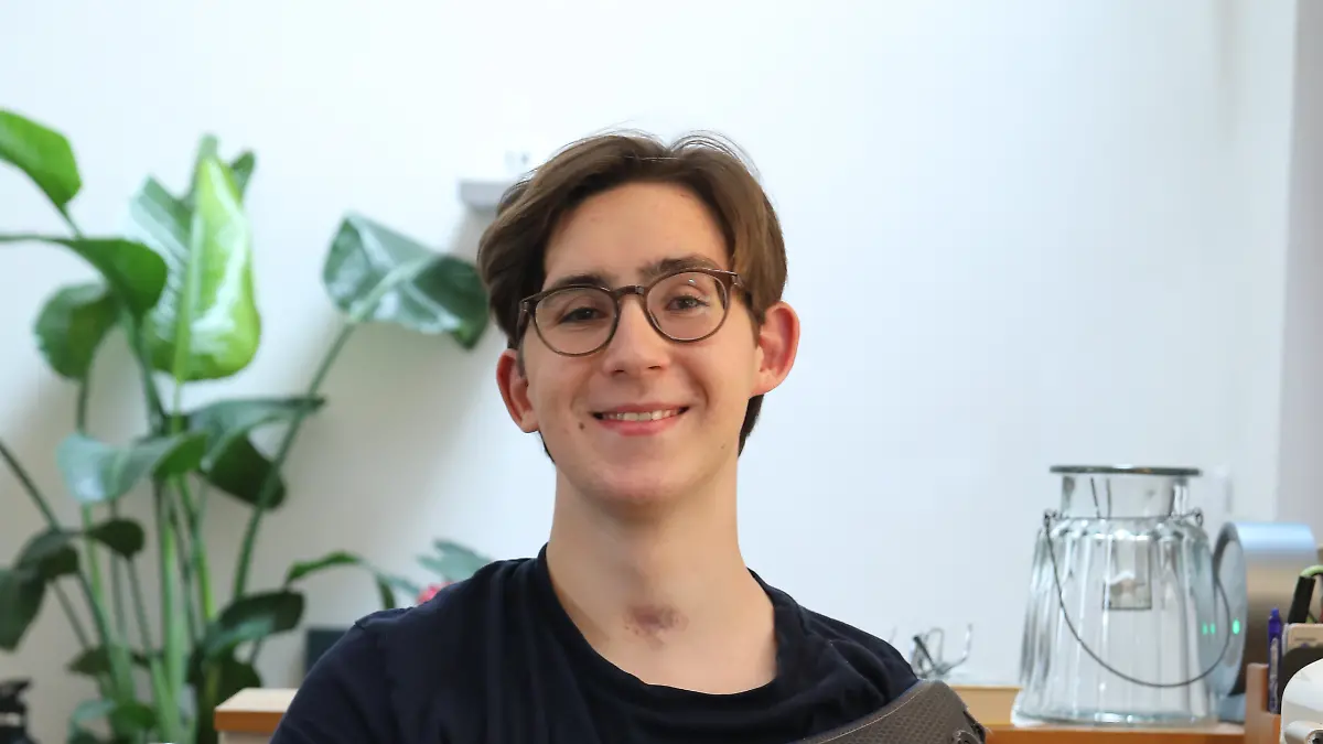 Keanu Fredriksson sitzt am Esstisch in der gemeinsamen Wohnung. Rund anderthalb Jahre nach einem dramatischen Unfall hat ein damals 17-jähriger Schüler aus Essen seinen Lebensrettern bei der Feuerwehr in Essen gedankt.