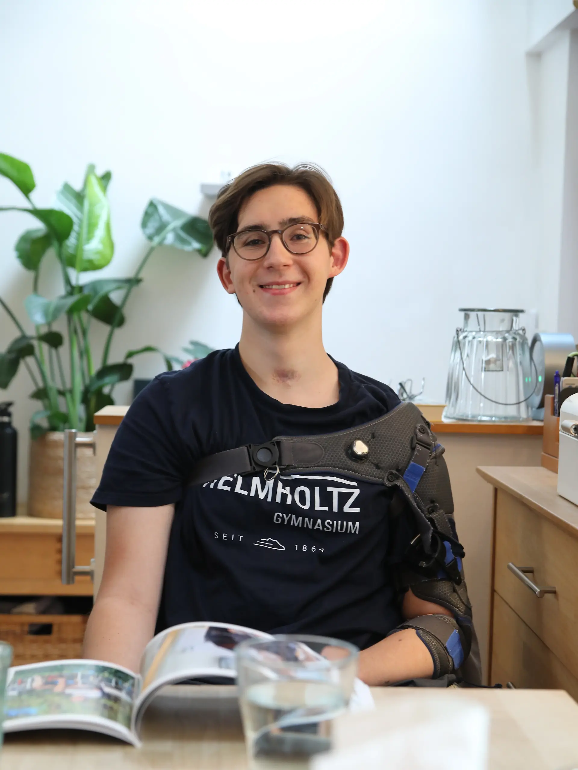 Keanu Fredriksson sitzt am Esstisch in der gemeinsamen Wohnung. Rund anderthalb Jahre nach einem dramatischen Unfall hat ein damals 17-jähriger Schüler aus Essen seinen Lebensrettern bei der Feuerwehr in Essen gedankt.