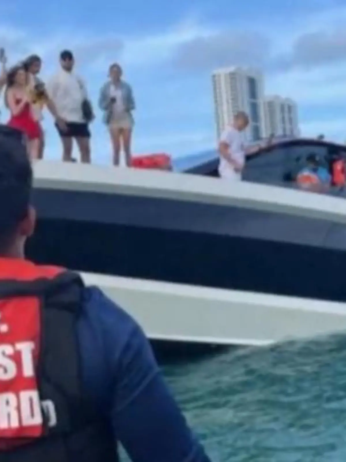 Bikini-Party endet im Wasser! 4,5 Millionen-Yacht sinkt vor Miami