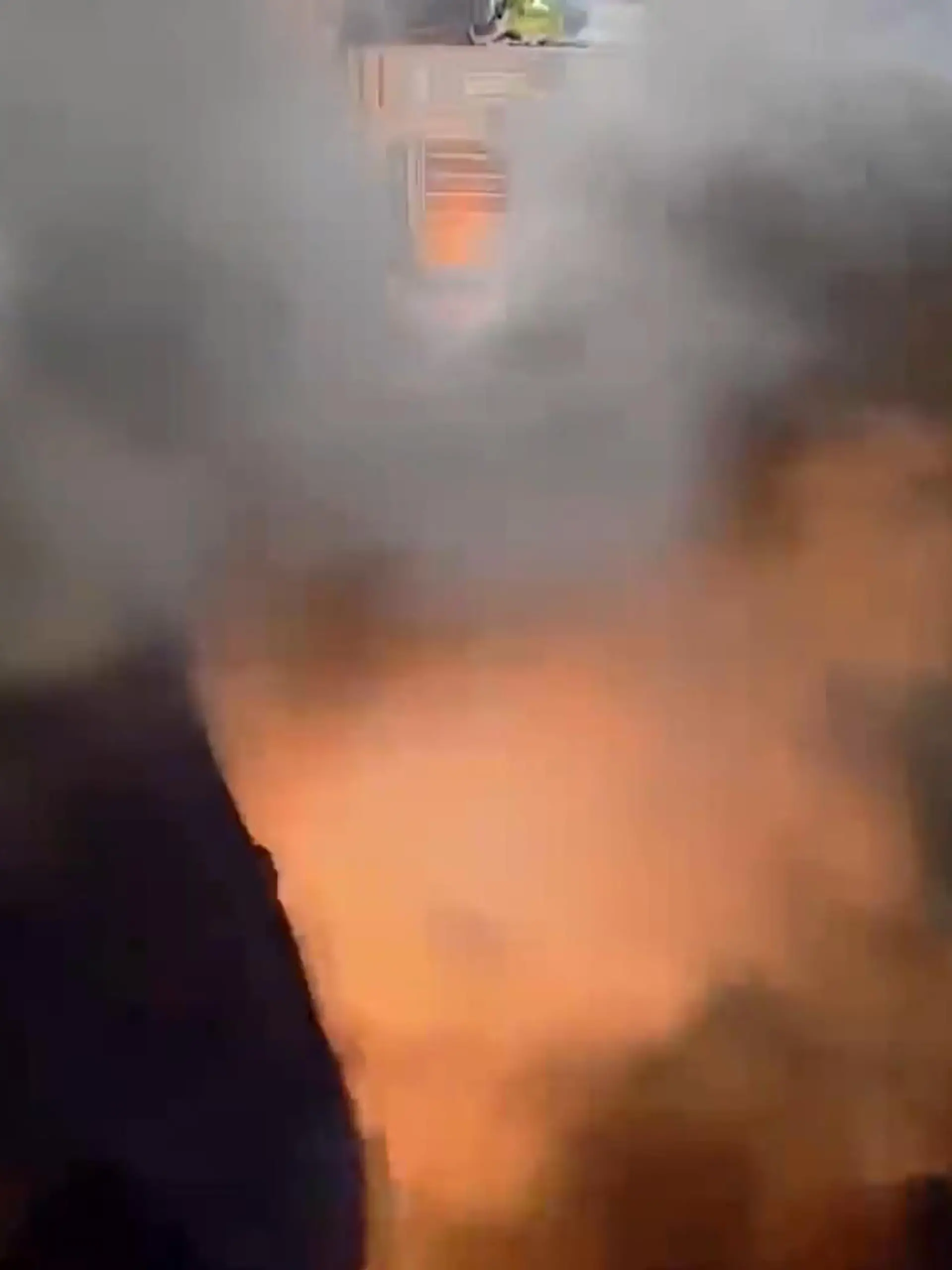 Bild zu: "Routinearbeit endet in Flammenhölle! Mega-Explosion erschüttert Arbeiter"