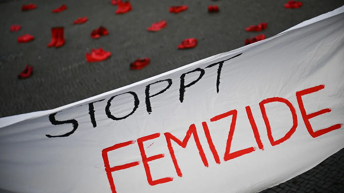 Mit roten Schuhen soll gegen Gewalt an Frauen protestiert werden (Archivbild).