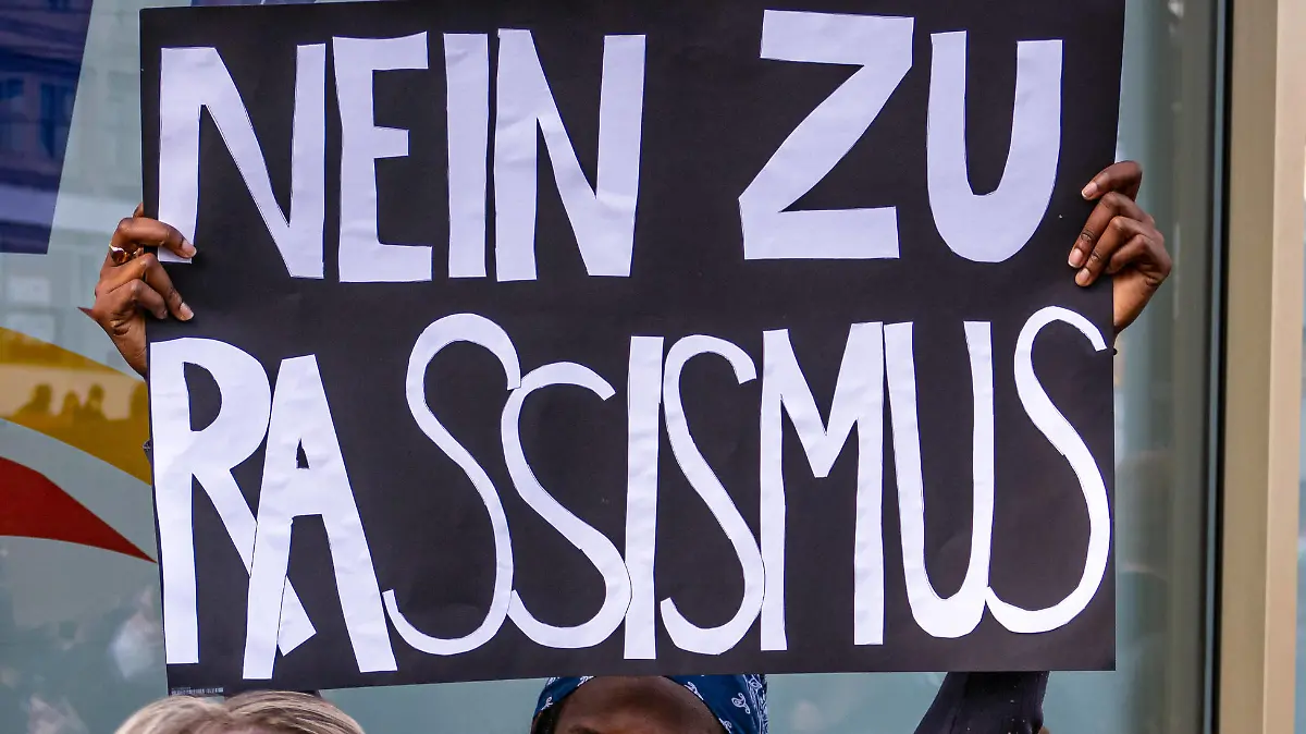  06.06.2020,Berlin,Deutschland,GER,Nach dem Tod von George Floyd kommen Tausende von Menschen zu einer Demonstration gegen Rassismus und Polizeigewalt am Alexanderplatz zusammen. *** 06 06 2020,Berlin,Germany,GER,After the death of George Floyd thousands of people gather at Alexanderplatz for a demonstration against racism and police violence